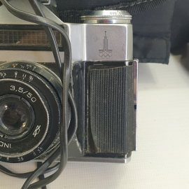 Фотоаппарат "Зенит-Е" в сумке со вспышками "Saulute" и "Unomat B24", работает "Unomat B24", СССР. Картинка 5